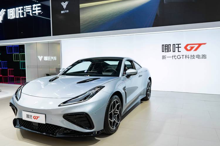 重庆119哪吒汽车在智能汽车领域的表现，领途汽车在新能源汽车市场中的影响力